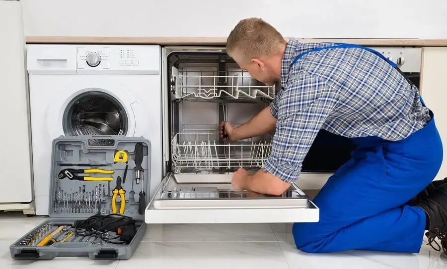Şereflikoçhisar Liebherr servisi teknisyen ekibi beyaz eşya tamiri yaparken